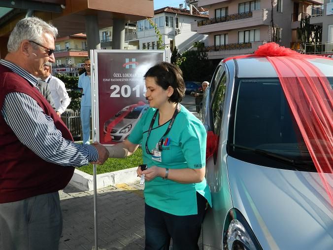 Esnaf Hastanesi Personeline Otomobil Hediye Etti