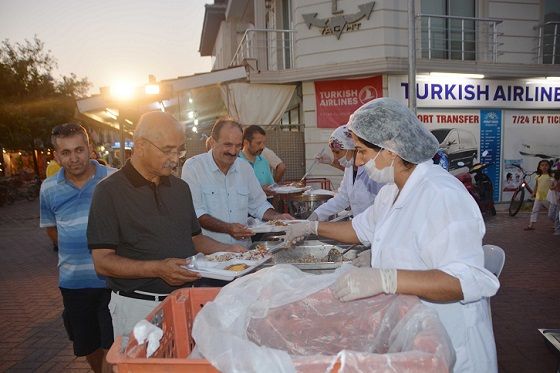 Saatc Ailesi Gcekliler le ftar Yapt